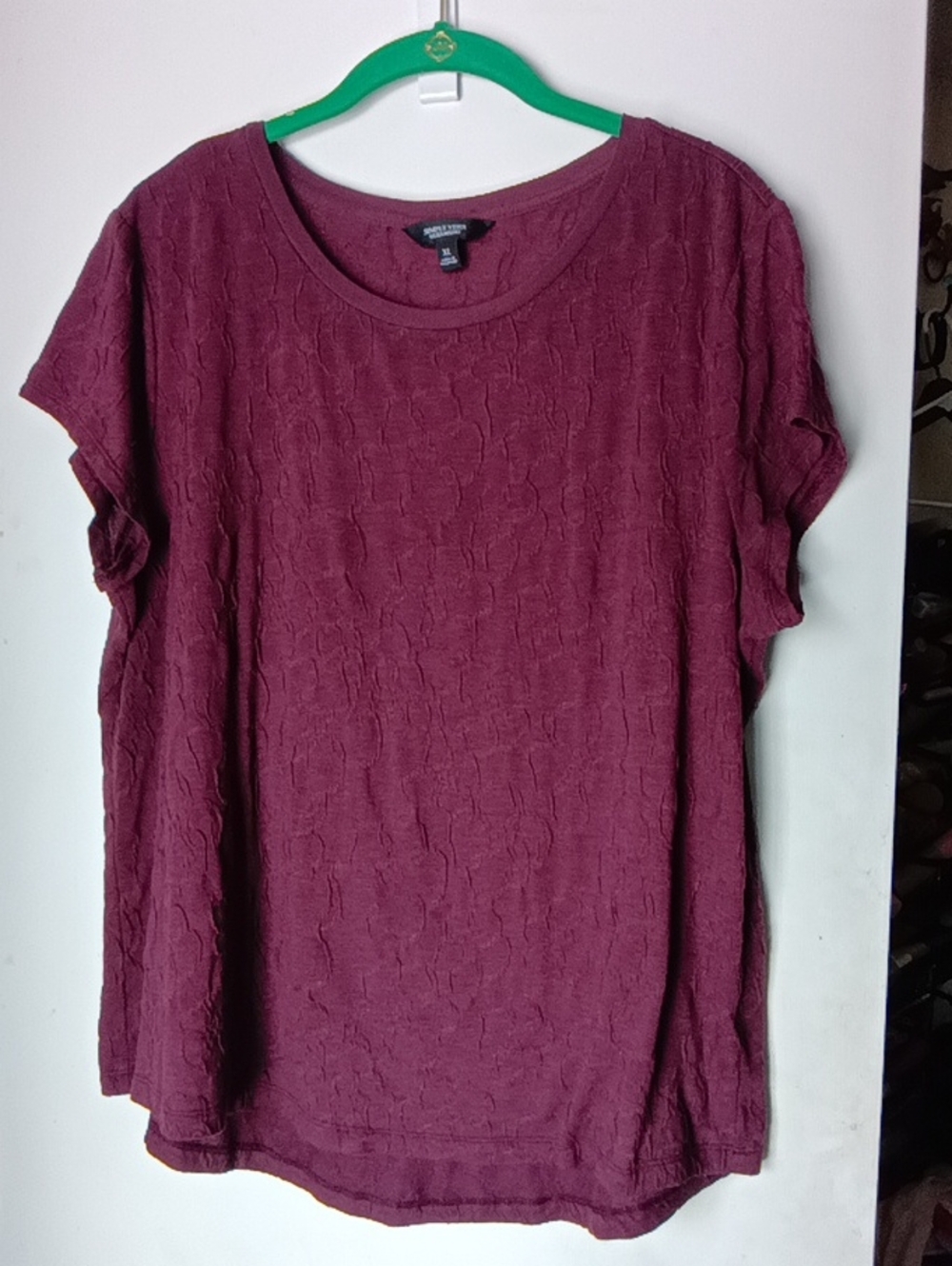 Simply Vera Vera Wang Textured Short Sleeve Tee in Wine